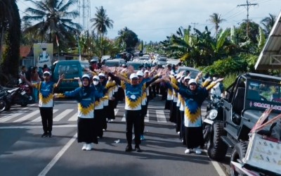 Madrasah Hadir di Tengah Masyarakat: Guru MAN 2 Soppeng Turut Serta Gerak Jalan HUT RI ke-80