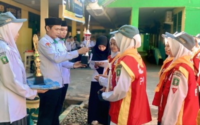 Kepala Tegak Penuh Bangga, PMR Wira 011 MAN 2 Soppeng Serahkan Piala Emas Sekaligus Dua ke Madrasah