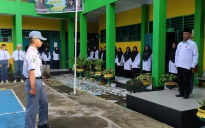 Pesan Cinta dan Penuh Makna Kepala TU di Lapangan Upacara